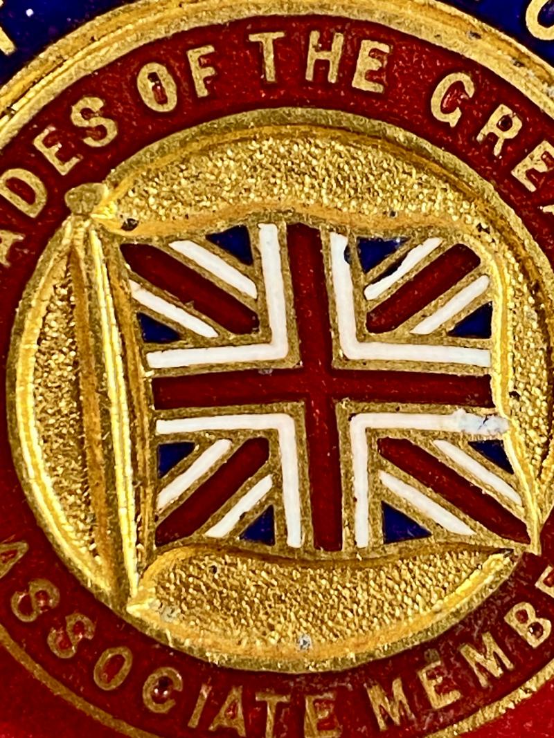 Scarce WW1 Period LEST WE FORGET COMRADES OF THE GREAT WAR ASSOCIATE MEMBER Gilt and Enamel Lapel Badge