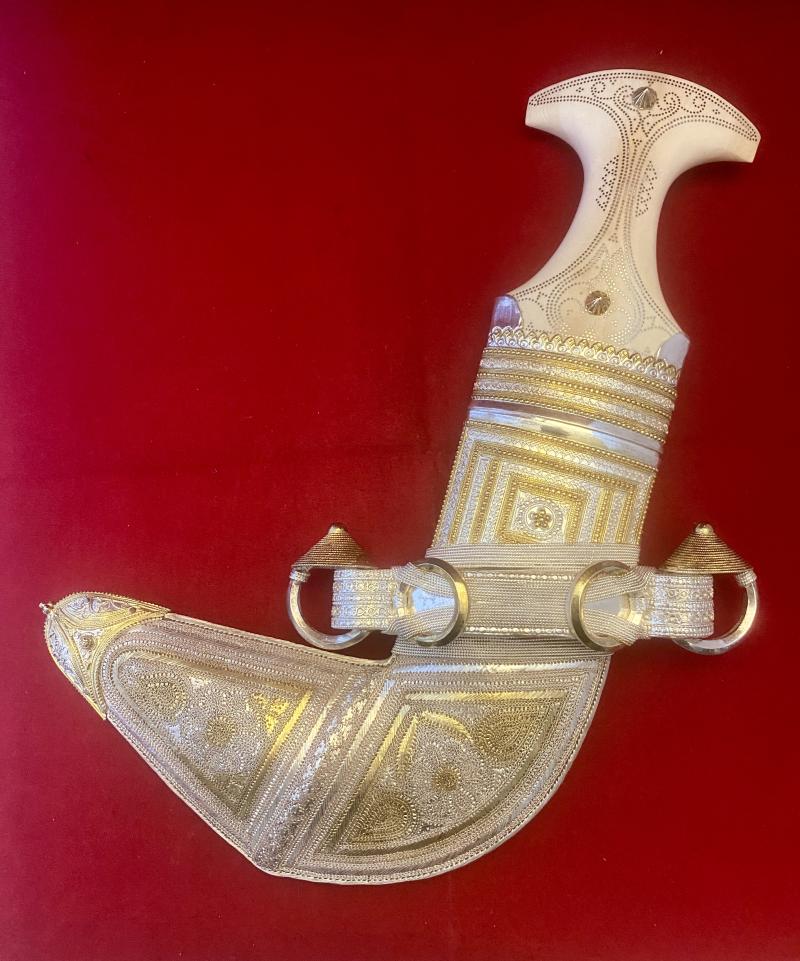Stunning Oman Arabic Khanjar Dagger with Fine Silver and Gold-Plated Filigree Work and a Piqué Handle