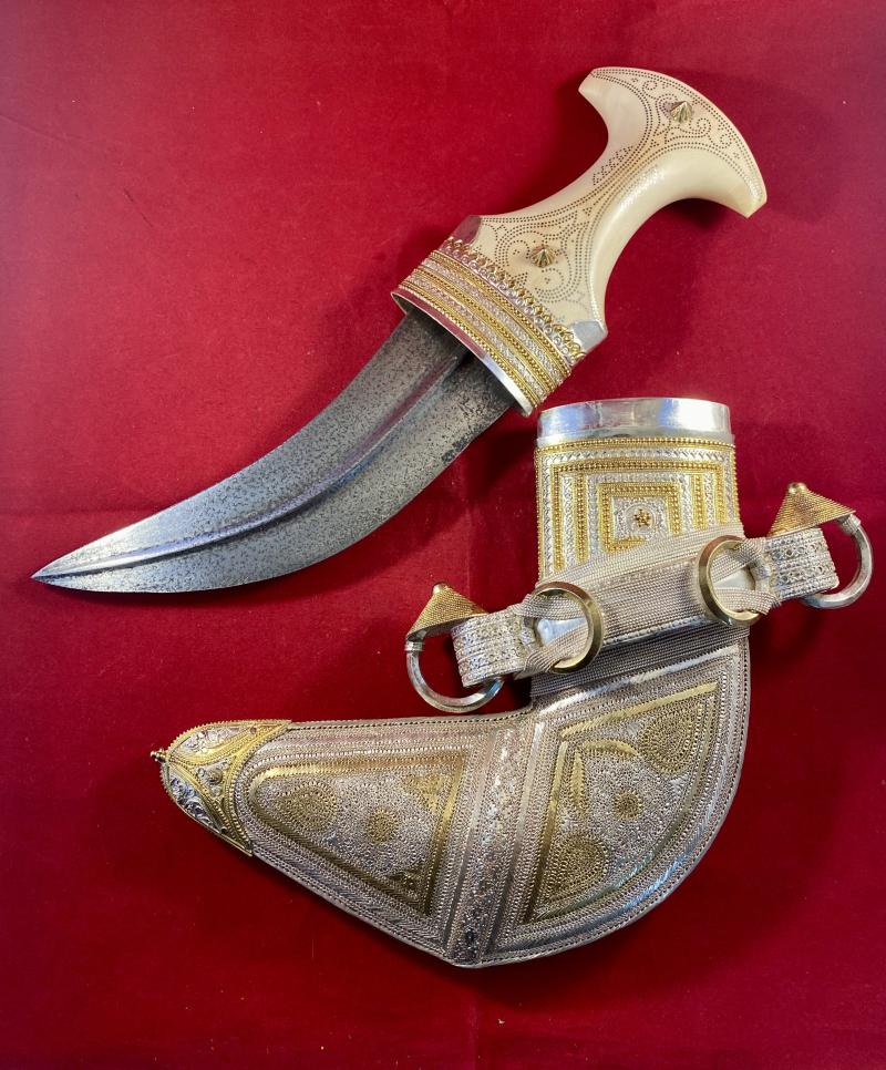 Stunning Oman Arabic Khanjar Dagger with Fine Silver and Gold-Plated Filigree Work and a Piqué Handle