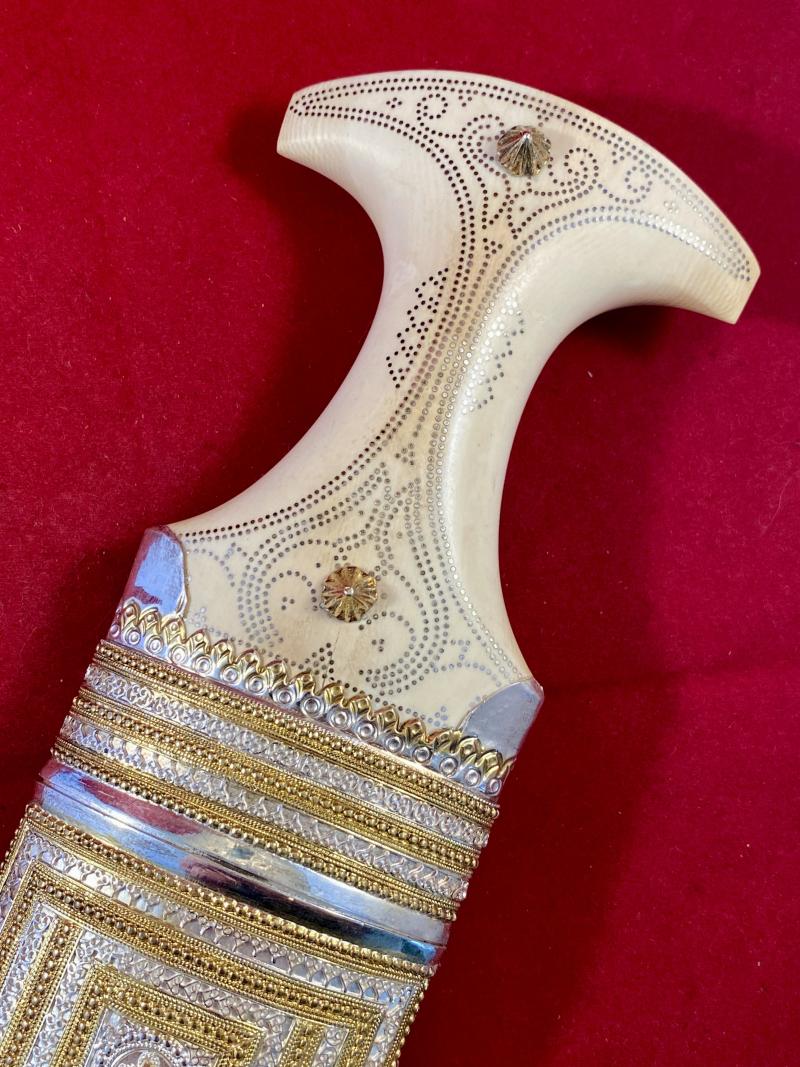 Stunning Oman Arabic Khanjar Dagger with Fine Silver and Gold-Plated Filigree Work and a Piqué Handle