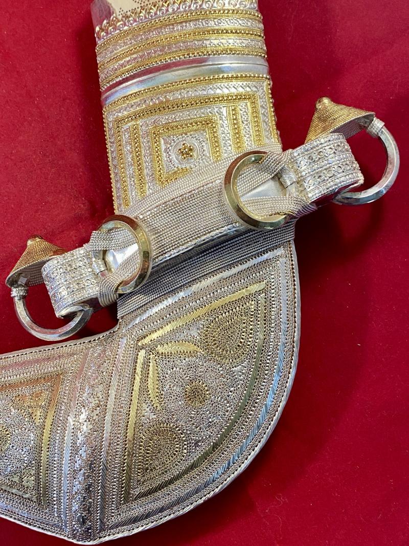 Stunning Oman Arabic Khanjar Dagger with Fine Silver and Gold-Plated Filigree Work and a Piqué Handle