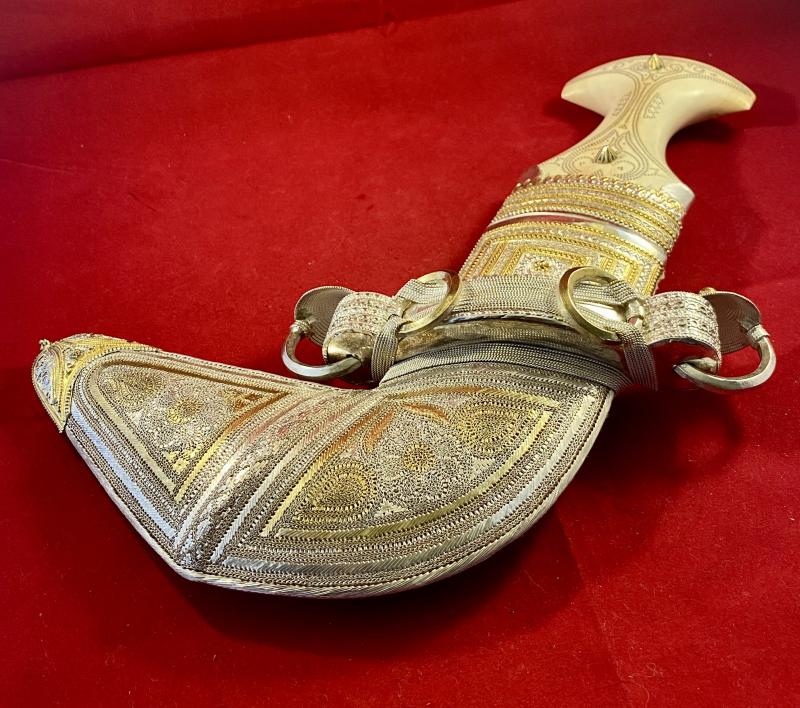 Stunning Oman Arabic Khanjar Dagger with Fine Silver and Gold-Plated Filigree Work and a Piqué Handle